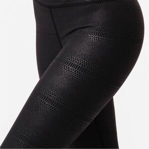 ZYIA Active Black Venom Print Leggings Size 6-8
Length 7/8 High Rise.